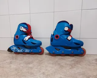 Patines, protecciones infantiles azules y bolsa.