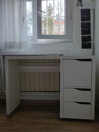 Escritorio blanco con puerta y 2 cajones