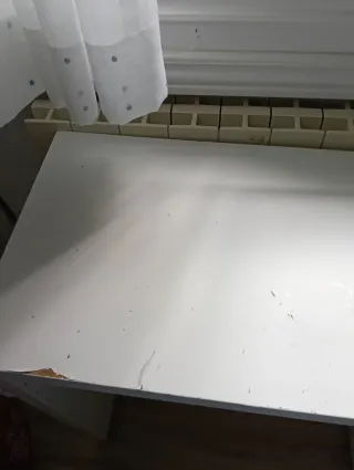 Escritorio blanco con puerta y 2 cajones