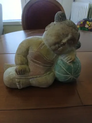 Figura de madera niño con pelota