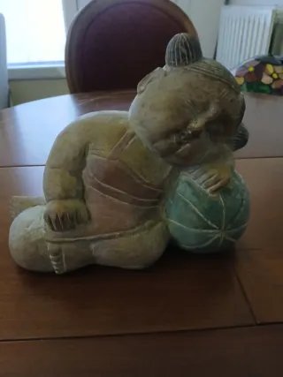 Figura de madera niño con pelota