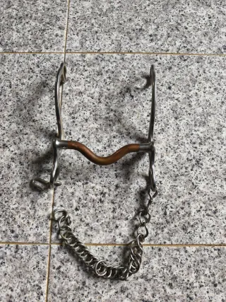 Bocado para caballo con cadena