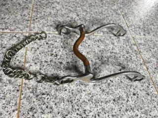 Bocado para caballo con cadena