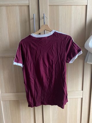 Camiseta Adidas Roja con Rayas Blancas
