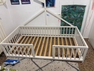 Cama infantil con barreras blancas