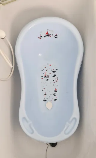 Bañera de bebé azul con dibujos