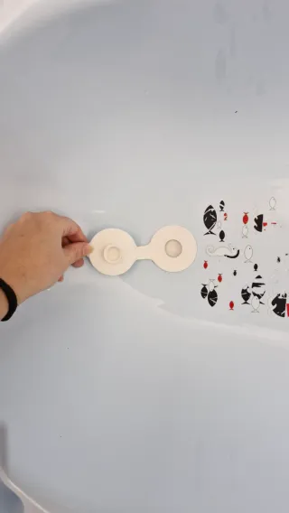 Bañera de bebé azul con dibujos