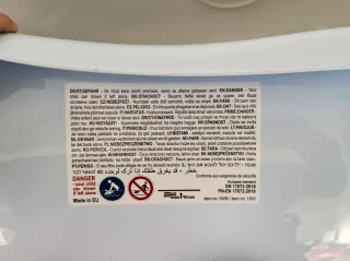 Bañera de bebé azul con dibujos