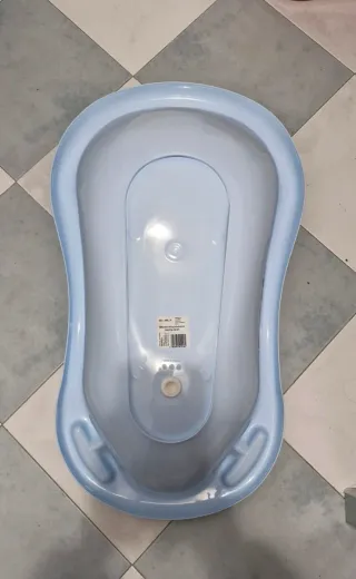 Bañera de bebé azul con dibujos