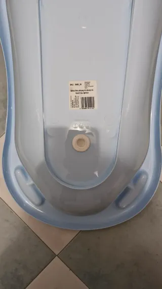 Bañera de bebé azul con dibujos