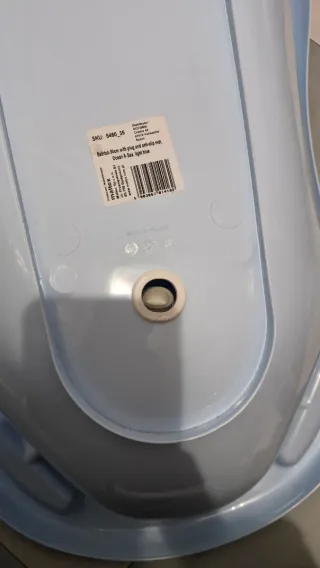 Bañera de bebé azul con dibujos