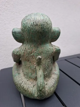 Figura de mono de bronce