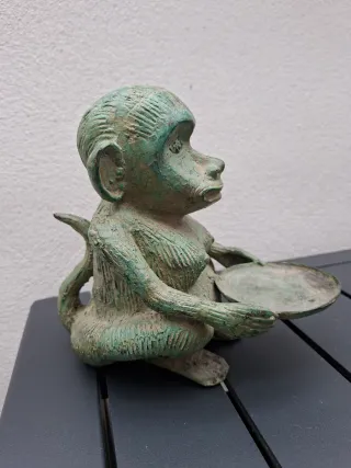 Figura de mono de bronce