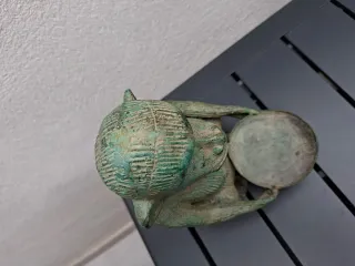 Figura de mono de bronce