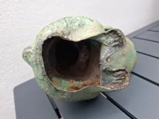 Figura de mono de bronce