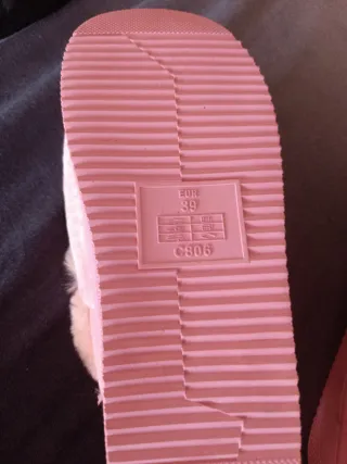 Pantuflas rosas y negras peludas