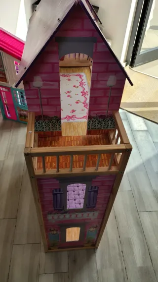 Casa de muñecas rosa con flores