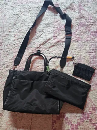 Bolso negro con neceser y monedero