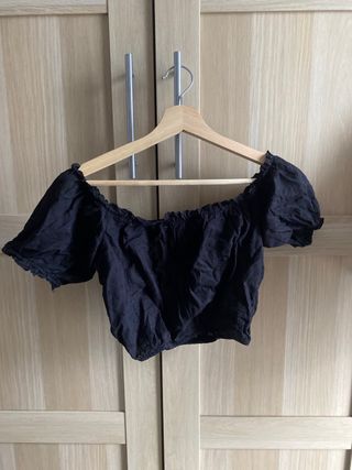 Camiseta Bershka corta negra