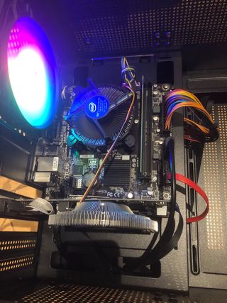 Computer desktop Micro ATX i3