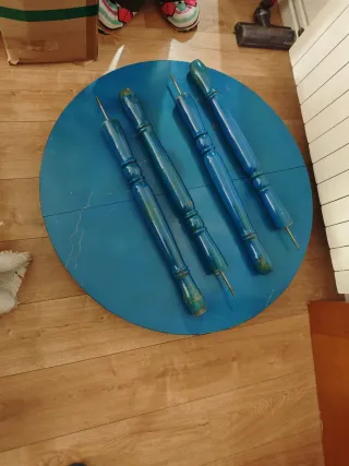 Mesa redonda de madera azul. Extensible