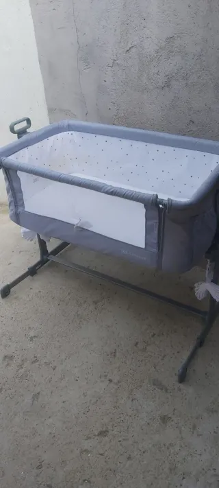Cuna de bebé con colchón