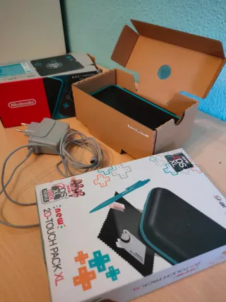 Nintendo 2DS XL con custodia e accessori