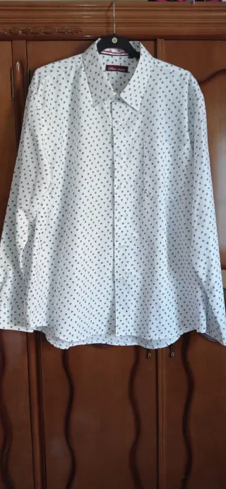 Camisa blanca con anclas