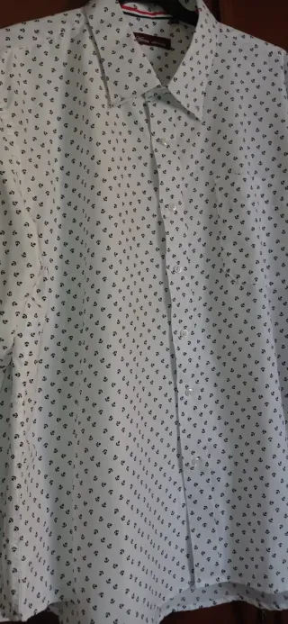 Camisa blanca con anclas