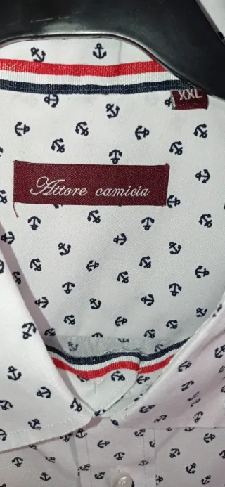 Camisa blanca con anclas