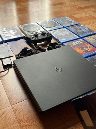 PS4 Pro 1TB 4K HDR nera in ottime condizioni con giochi