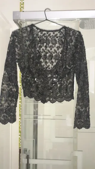 Chaquetilla de fiesta negra de encaje y pedrería