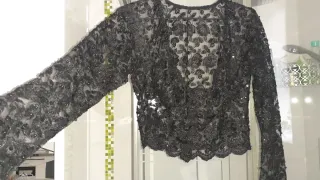 Chaquetilla de fiesta negra de encaje y pedrería