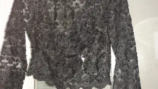 Chaquetilla de fiesta negra de encaje y pedrería