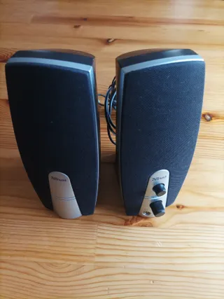 Colunas de som Trust pretas