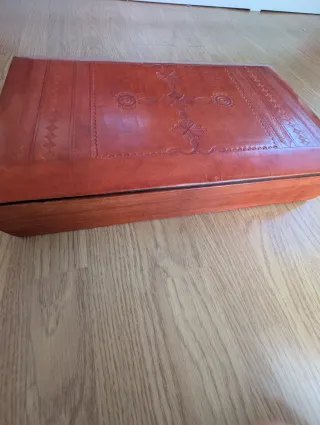 Caja africana de cuero artesanal