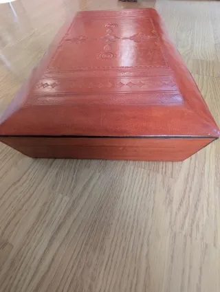 Caja africana de cuero artesanal