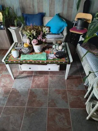 Mesa y 2 sofás de mimbre