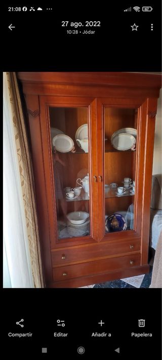 Armario de madera y cristal