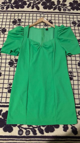 Vestido verde con mangas abullonadas