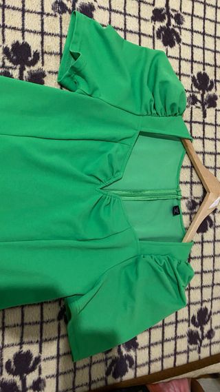 Vestido verde con mangas abullonadas