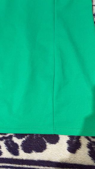 Vestido verde con mangas abullonadas