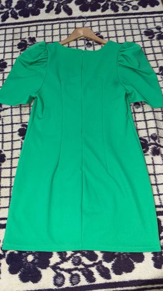Vestido verde con mangas abullonadas