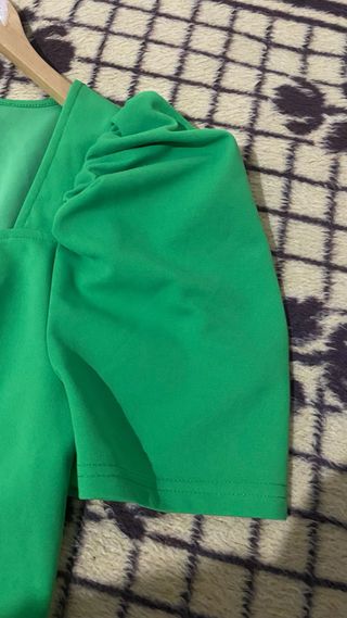 Vestido verde con mangas abullonadas