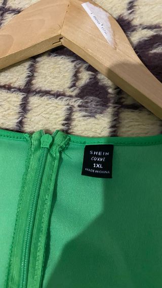 Vestido verde con mangas abullonadas