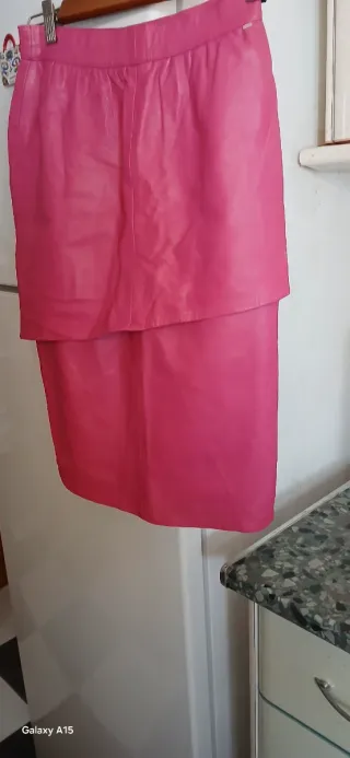 Falda de piel rosa