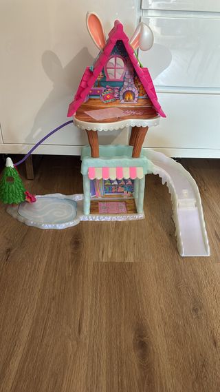 Casita de juguete de invierno con tobogán