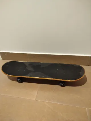 Monopatín con suelo lija negra