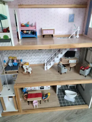 Casa de muñecas de madera