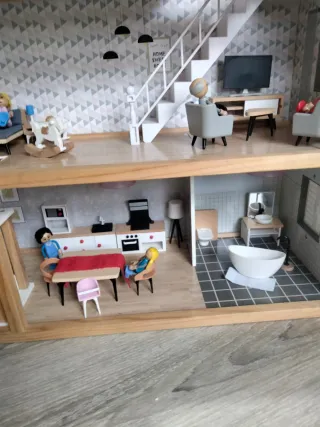 Casa de muñecas de madera